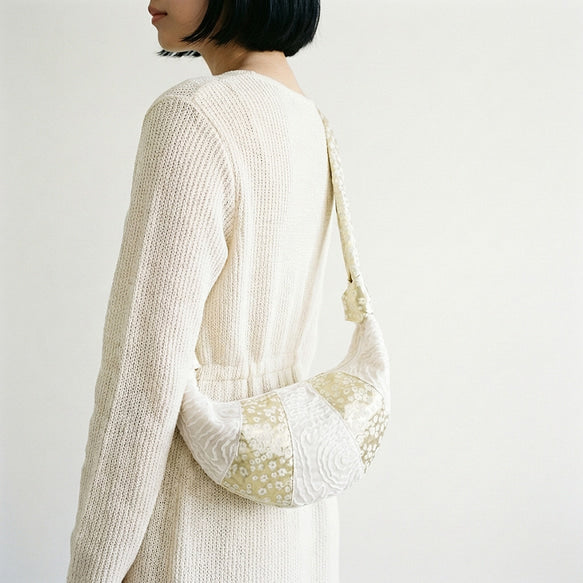 月に咲く花｜金糸ジャカード × 立体刺繍の半月ショルダーバッグ 1