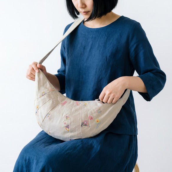 秘密の庭｜刺繍リネンのクロワッサンバッグ 1