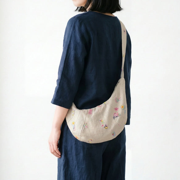 秘密の庭｜刺繍リネンのクロワッサンバッグ 2